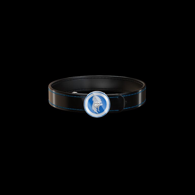 Una pulsera de edición limitada bañada en oro blanco de 18K y esmalte elaborado artesanalmente.