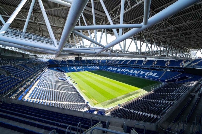 Stage Front Estadium vista desde la grada superior.