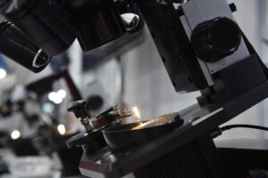 Control de calidad y fabricación de joyas. Proceso de extracción y carbonización del Diamante Brilianto