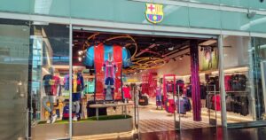 Vista exterior de la tienda oficial del FC Barcelona del Aeropuerto El Prat de Barcelona T1.