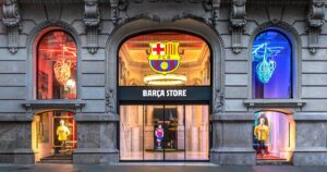 Vista exterior de la tienda oficial del FC Barcelona de Canaletas, ubicada en las ramblas de Barcelona. Destaca por la iluminación interior y colores del FC Barcelona.