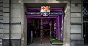 Vista exterior de la tienda oficial del FC Barcelona ubicada en Paseo de Gracia, Barcelona, España.