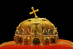 Corona de la reina húngara con un diamante como joya central Corona de la reina húngara con un diamante como joya central