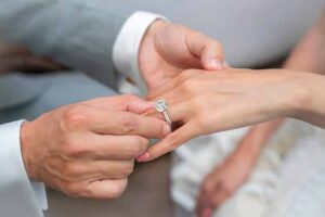 Diamante en un anillo de compromiso: símbolo del amor