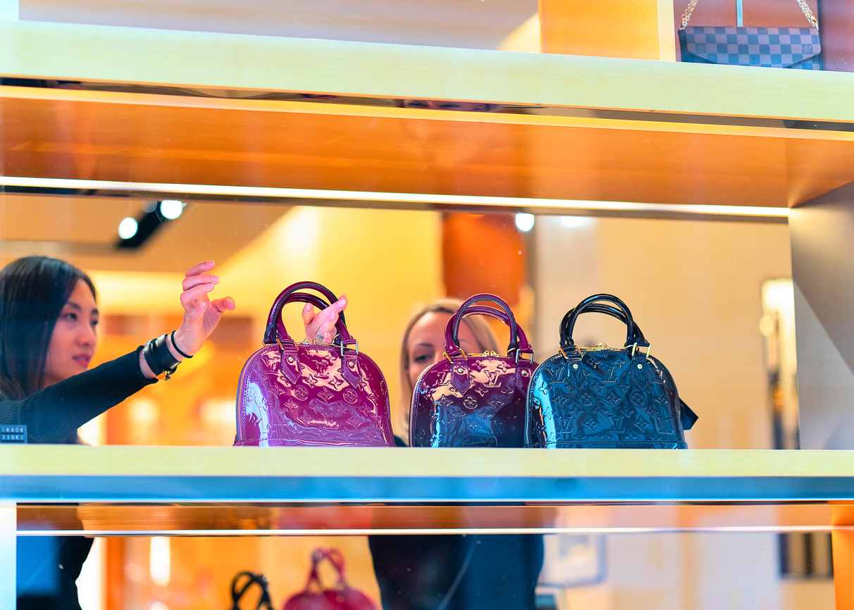 Mujeres eligiendo bolsos de Louis Vuitton en una tienda en Helsinki