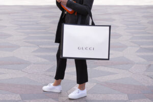 Compradora de productos de lujo de la marca Gucci