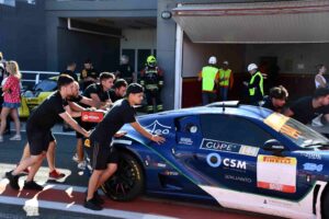 Vehículo Lugier JS2R de la categoría GT4, de automovilismo de resistencia, que tiene el patrocinio de Brilianto
