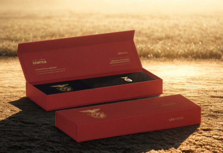 Insignia da Luz con packaging oficial sobre fondo césped iluminado por una luz dorada